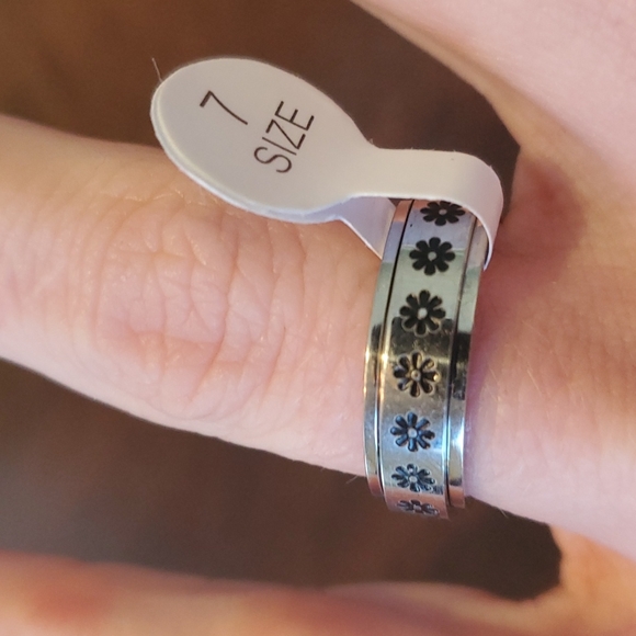 NWT, Spinning, silver ring, Black flowers,  size 7, fidget - Picture 2 of 4